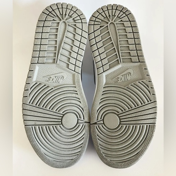 Air Jordan 1 Retro High OG 'Hyper
Royal' 2021 Sneakers - Picture 6 of 8